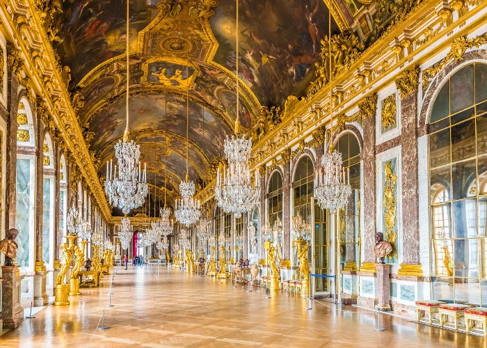 Biggest palace in the world? How to visit it and see its amazing rooms!